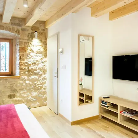Explore The Historic Center From A Remodeled Appartement